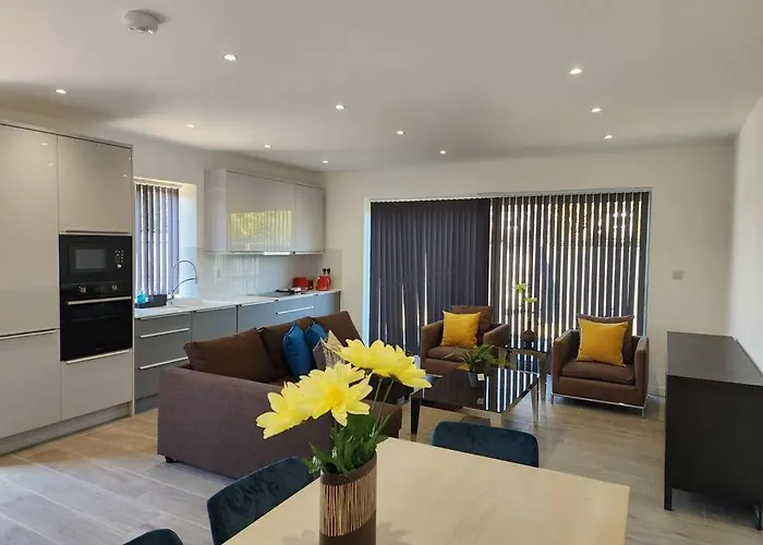 Paradigm Court, Luxury 2-Bedroom Apartment F3, Oxford