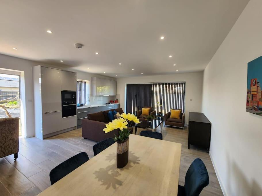 Paradigm Court, Luxury 2-bedroom F3, *