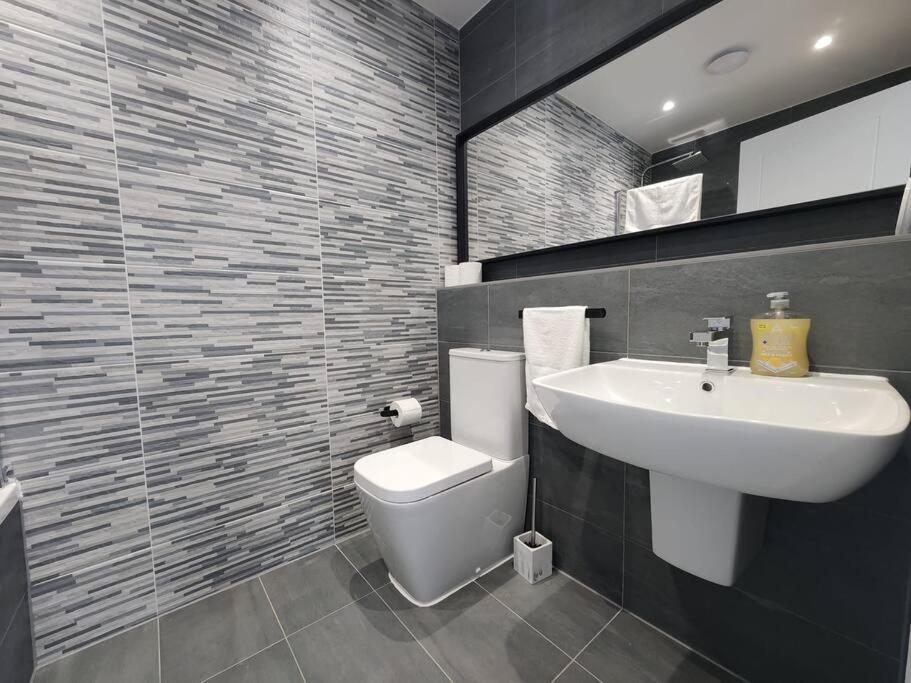 Apartment Paradigm Court, Luxury 2-bedroom F3, Oxford