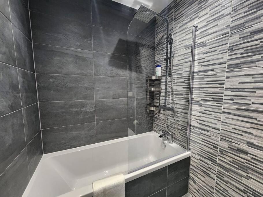 Paradigm Court, Luxury 2-bedroom F3, * Oxford